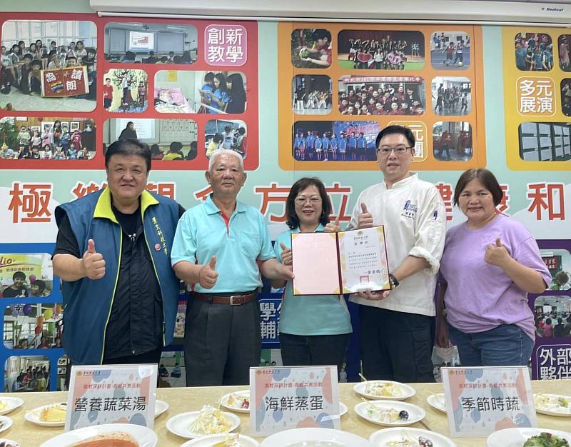 景文科大義廚入北宜社區上菜  青銀互尬料理秘訣。