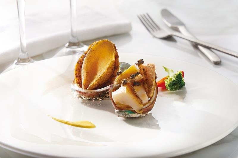 4/24–5/7期間平日到夏慕尼中壢復興店，享用2客套餐，即可獲得松露鮑魚1份。