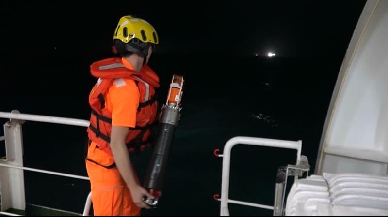海巡人員施放海難測流浮標（SLDMB)