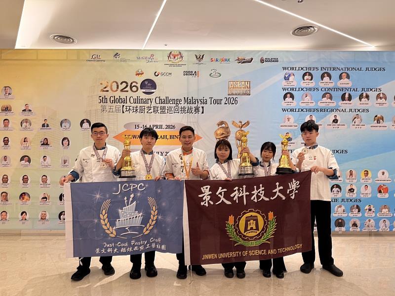 辜韋勳老師與所指導的學生合影