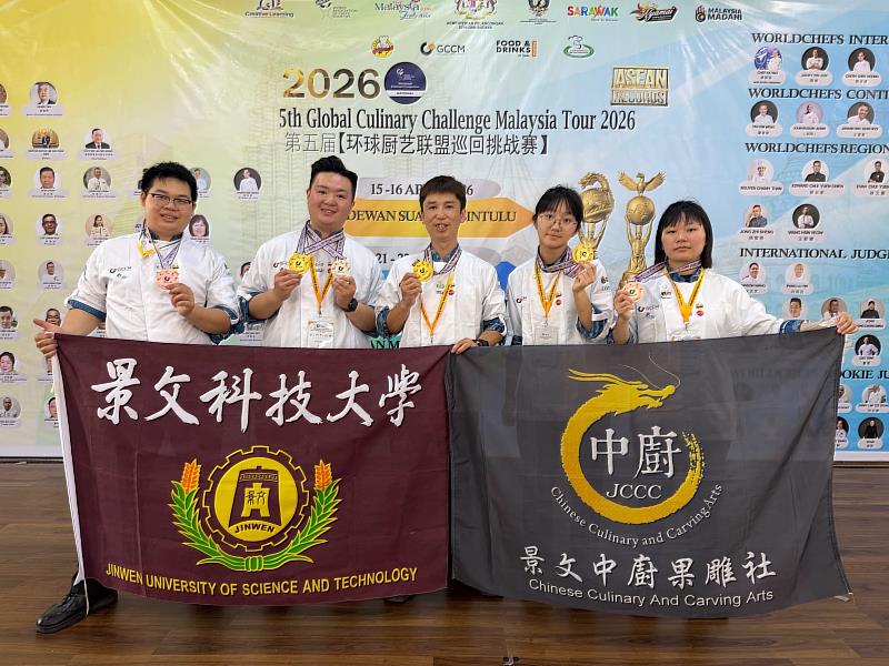 高世達老師與所指導的學生合影