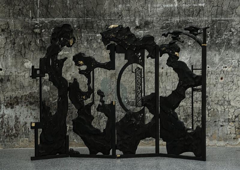 333畫廊_李依宸_游園驚夢·太湖石屏風·歲月暮_俄羅斯榆木、古木、丙烯_24K金箔_188x256x5cm_2024