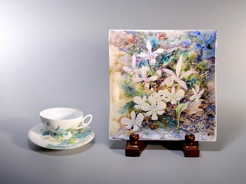 王宣文將傳統彩瓷技法、美術基礎與生活感知融入創作，作品從花草器皿到瓷板畫面，呈現安靜而富有層次的釉上彩風格。