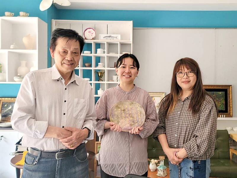 光點藝術中心藝術經理鄧雯馨於展前拜訪藝術家林發權、王宣文，三人合影留念，也為雙人展揭開序幕。兩位藝術家再度攜手展出，透過不同創作語彙，展開一場關於時間、溫度與記憶的陶瓷對話。