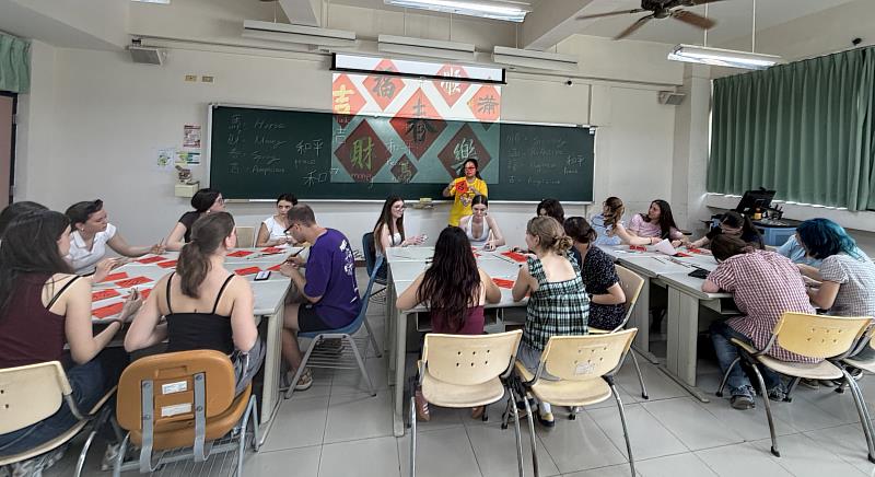 德國姊妹校師生體驗春聯書寫，初步認識中文書寫與文化意涵。