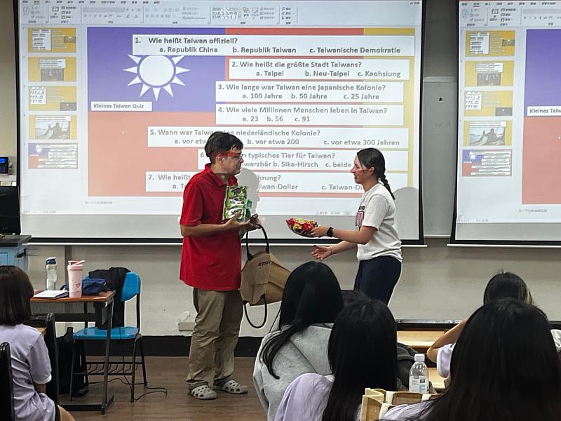 德國姊妹校學生參與德文系李克揚（Christian Richter）教授（左）課程，體驗文藻課堂氛圍。