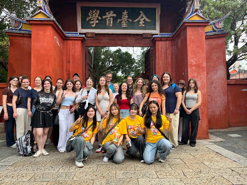 文藻德籍唐英格（Ingo Tamm）教授（後排中）陪同德國師生走訪台南孔廟，認識儒家文化。