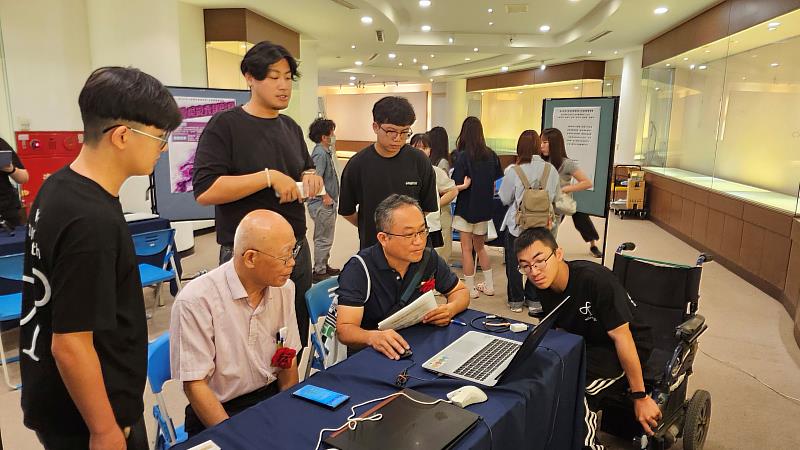 參展學生向來賓介紹作品