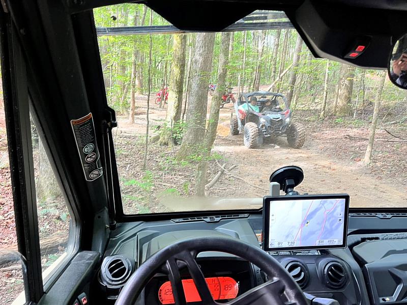 圖說：資策會軟體院發表全台首創「跨域載具AI智慧安全系統」，能克服全地形車（ATV）於夜間零照度、越野塵土飛揚及光照急遽變化的極端操作環境，補齊特殊載具長期缺乏主動安全防護的缺口。