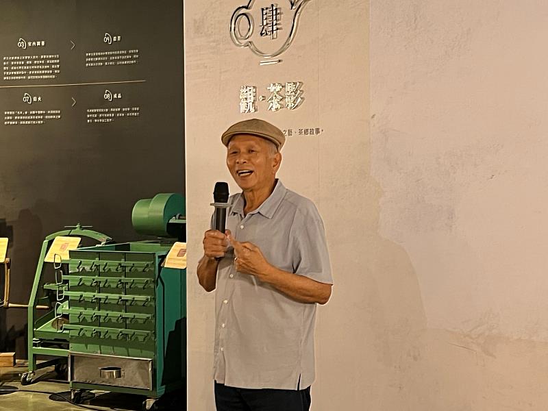 《時光橋》展覽今(17)日舉辦開幕活動，邀請攝影家阮義忠先生分享拍攝時的點滴歷程。