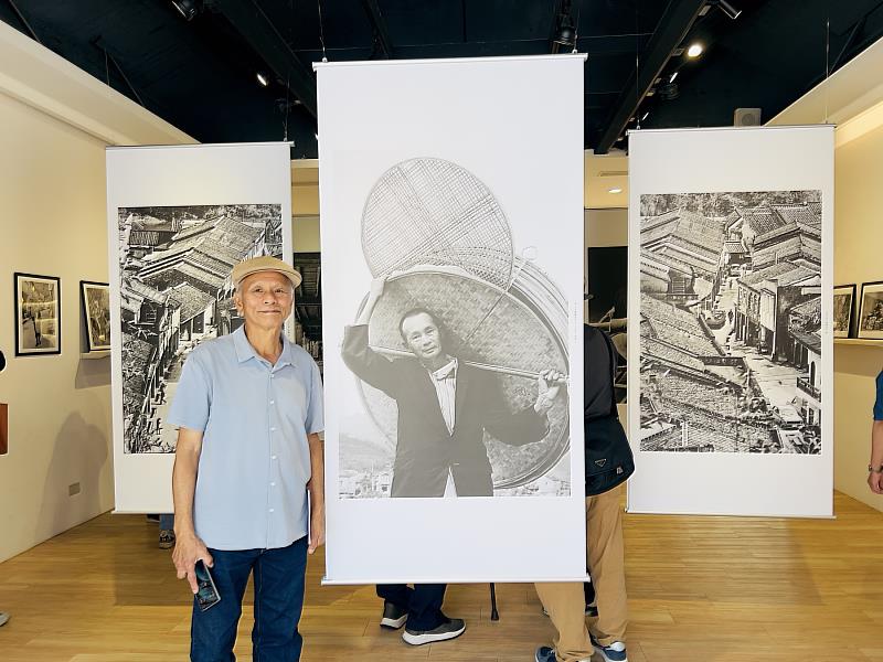 攝影家阮義忠先生在展場中與作品留下珍貴合影。