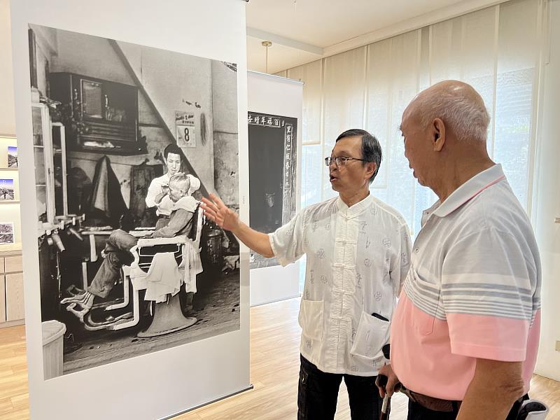 現場貴賓透過老照片分享在坪林的過往回憶。