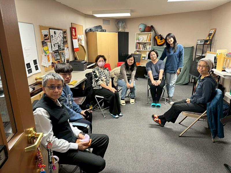 幼保系李花環主任(左4)帶領教師與實習機構陳萬采主任(右1)討論實習事宜