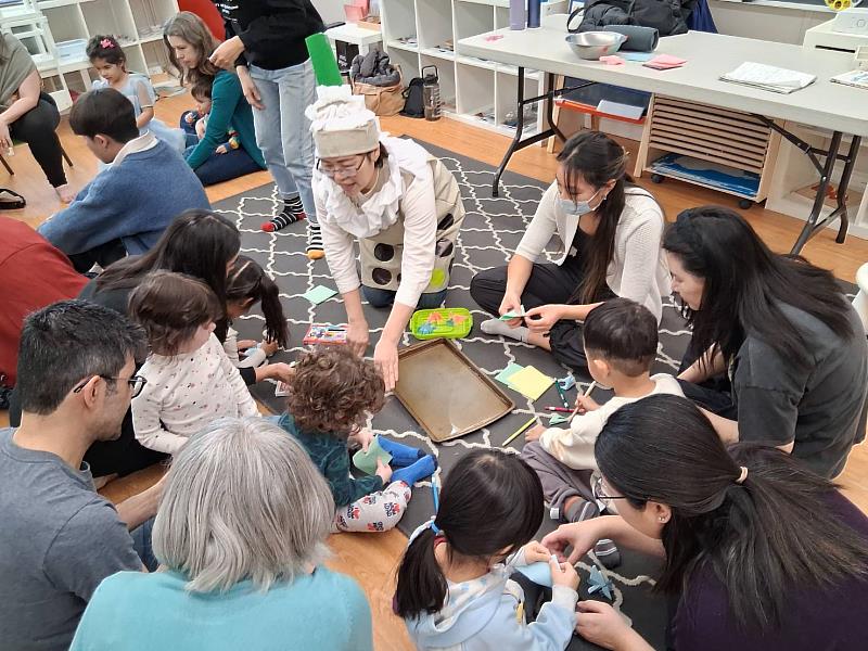 幼保系師生於實習機構與兒童互動