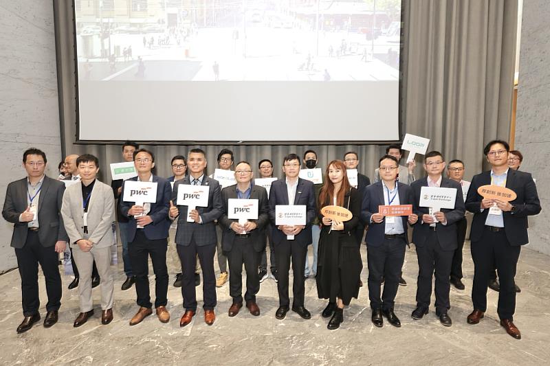 (前排左起)資誠聯合會計師事務所審計服務會計師蔣承翰、資誠聯合會計師事務所審計服務會計師王銘義、資誠聯合會計師事務所創新創業服務偕同主持會計師吳仁杰、資誠聯合會計師事務所審計服務營運長林永智、資誠聯合會計師事務所創新創業服務主持會計師顏裕芳、證券櫃檯買賣中心新創發展部組長李柏宏、臺北醫學大學生醫加速器副執行長易詩恩、資誠聯合會計師事務所審計服務會計師鄭裕仁、證券櫃檯買賣中心新創發展部研究員曹國榮、資誠聯合會計師事務所創新創業服務協理白淵凱，與新創團隊於資誠創業成長加速器第七屆Demo Day合影。