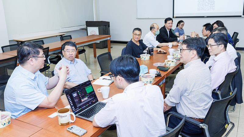與會人員就AI課程合作及產學共研等議題熱烈討論。(圖/淡江大學提供)