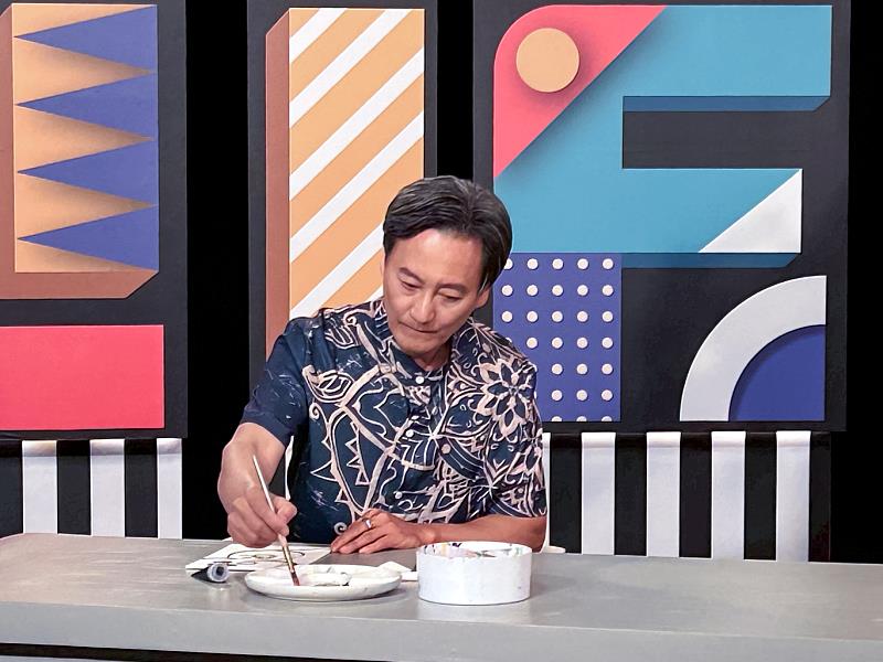 羅廣維於錄影現場小試身手，即興創作，展現多年累積的藝術功力與創作直覺。