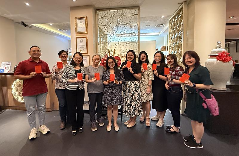 文藻外語大學團隊於印尼雅加達與當地文藻校友溫馨聚餐，交流熱絡並合影留念。