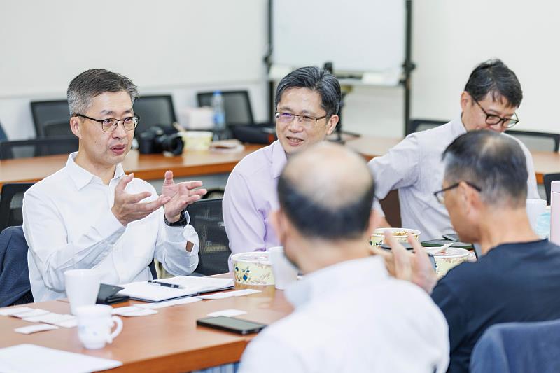 AMD商用業務資深協理黃偉喬 和 與會人員深度交流。(圖/淡江大學提供)
