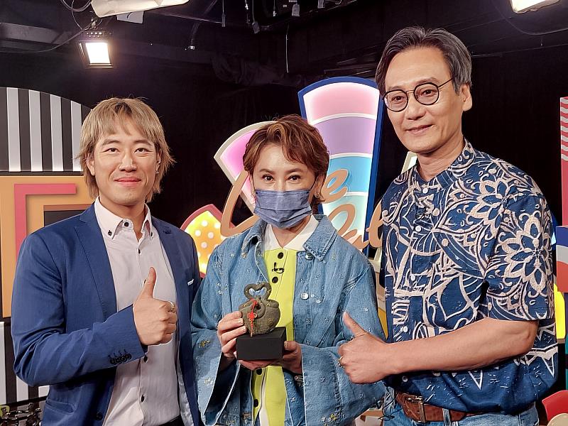 《人生調色盤》錄影當日，主持人陳亞蘭、藝術家羅廣維與光點藝術中心藝術總監陳柏誠於現場合影留念。