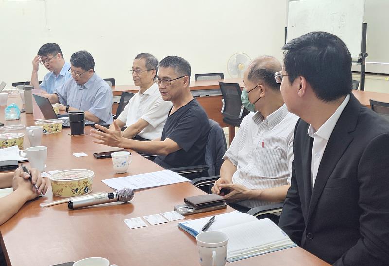 工學院 兼 AI創智學院 暨 精準健康學院院長李宗翰 和 與會人員，就AI課程合作及產學共研等議題熱烈討論。（圖／淡江大學提供）