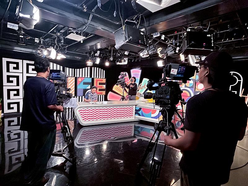 節目錄製現場氣氛熱絡，家人與團隊到場支持，共同見證藝術家的重要時刻。