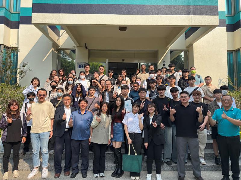 亞洲大學生醫系學生及中國生化科技公司同仁於公司前合影留念，象徵產學合作與實務學習的重要成果，前排為中國生化科技公司同仁及帶隊老師。左1為沈育芳副教授，左3及左6分別為中國生化科技股份有限公司副總經理及總經理。