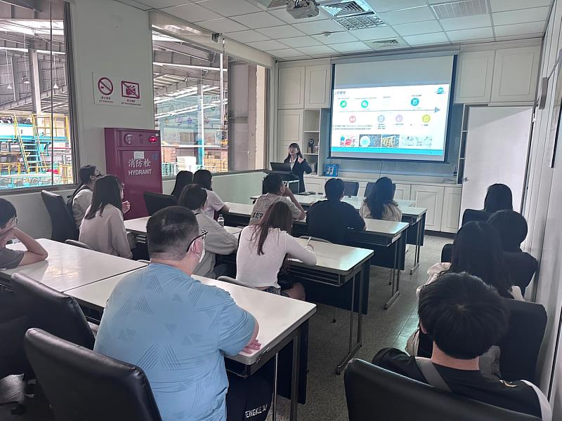 學生於簡報室聆聽滅菌製程與品質管理系統說明，深入了解醫材QMS與國際認證標準。