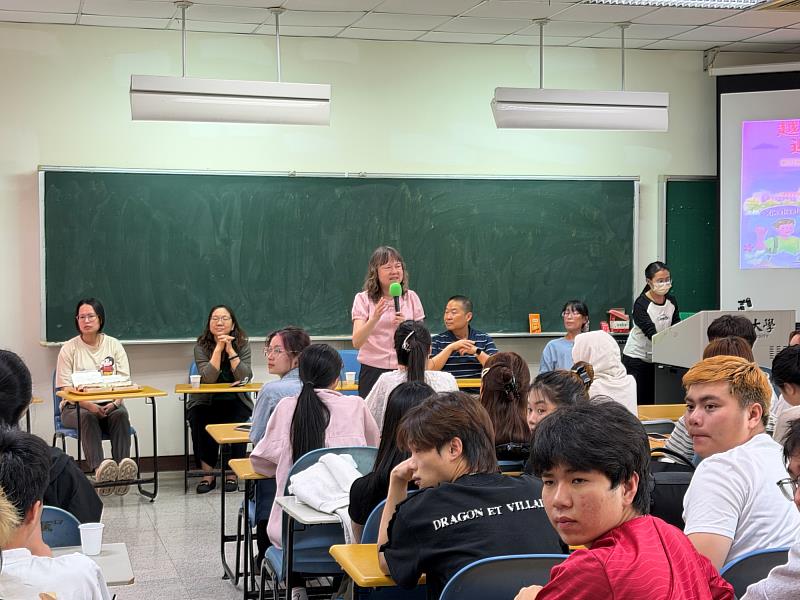 經管系莊淑惠主任致詞迎新,師生互動熱絡,協助越南新生融入校園生活。