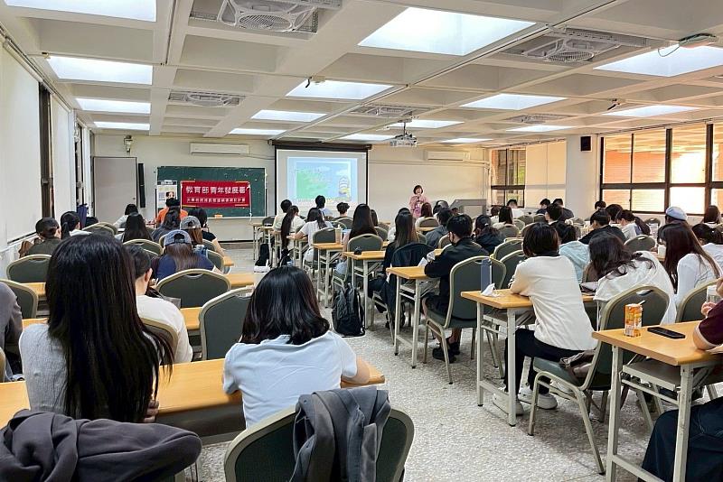 南大講座吸引眾多同學參與，現場座無虛席，呈現學生對生涯規劃與心理健康議題的高度重視。