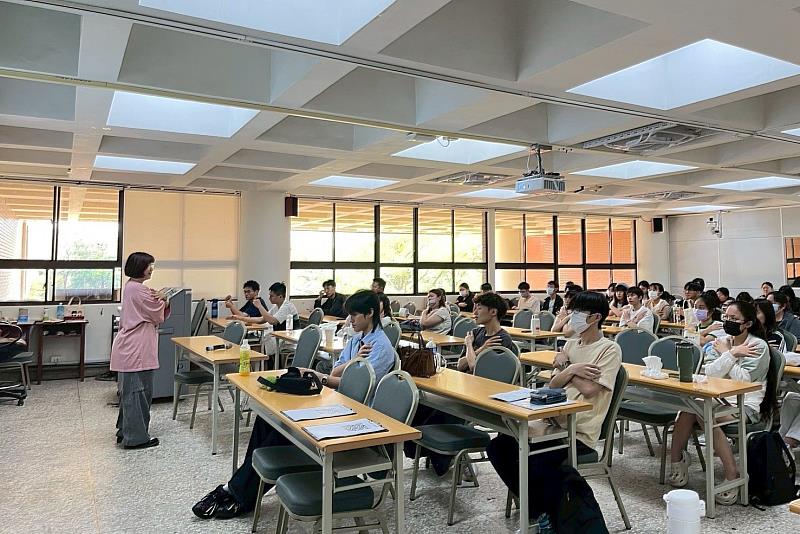 南大辦理生涯探索與情緒舒壓講座，以butterfly hug帶領同學覺察身心狀態，開啟自我對話的第一步。