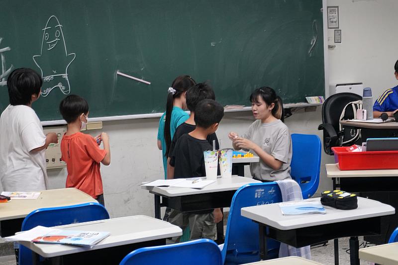 南大聯電課輔中心舉辦童顏童語-頭腦風暴兒童節闖關活動學童們挑戰交通對對碰。