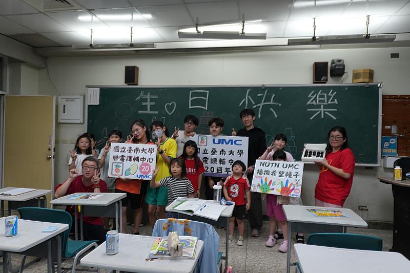 南大聯電課輔中心國中部綜合知識挑戰活動合影。