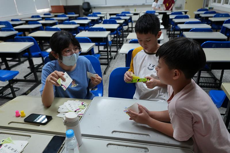 南大聯電課輔中心舉辦童顏童語-頭腦風暴兒童節闖關挑戰成語字義的理解猜出成語的意思。