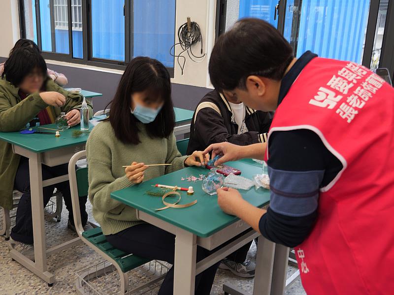 門諾基金會攜手張老師基金會，提供光復受災校園師生專業的心靈關懷及舒壓課程。