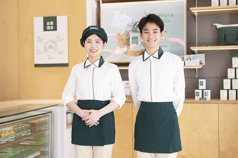 馬修嚴選2025年全面更換門市人員制服，以rPET環保紗線製作，以簡約設計剪裁，提升第一線人員的穿著方便與舒適感，也落實企業減碳行動。（圖／品牌提供）