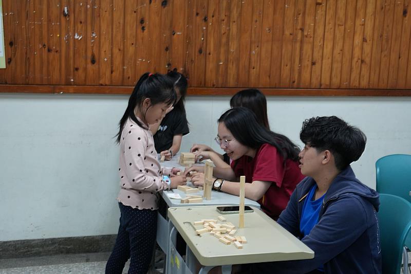 南大聯電課輔中心舉辦童顏童語-頭腦風暴兒童節闖關挑戰手眼協調能組成多少圖樣。