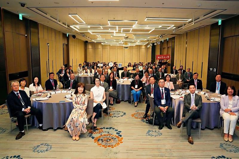 18所獲獎的大專院校代表與貴賓於會場合影。