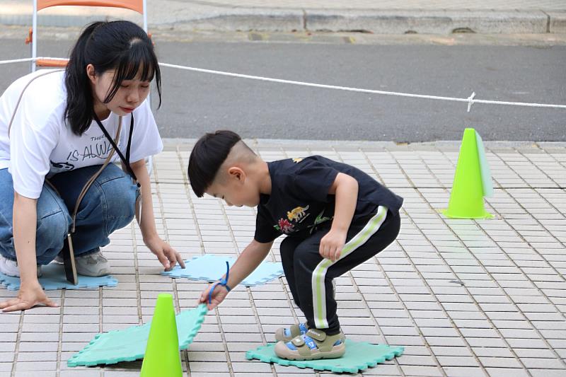 南大幼教系規劃主題攤位，透過遊戲與操作引導幼兒探索學習，呈現南大重視實作與互動的教學特色。