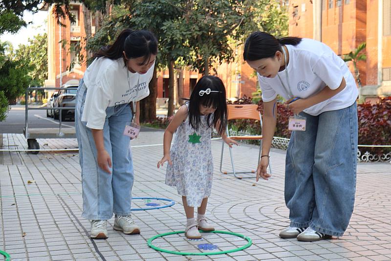 南大幼教系同學陪伴幼兒進行互動遊戲，透過引導與回應觀察學習歷程，展現南大幼教重視實務操作與現場教學的專業培育特色。