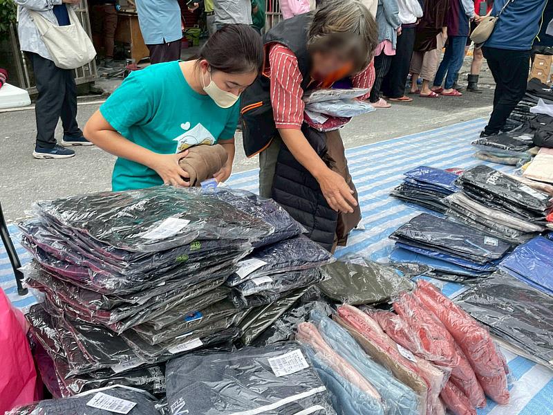 門諾基金會於光復鄉多處鄰里，提供受災居民挑選全新衣鞋，作為第一階段急難救助與生活補給。