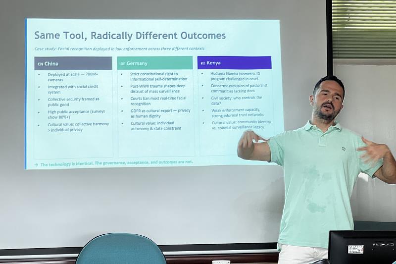 南大行政管理學系課堂引入愛沙尼亞數位治理案例，解析電子身分與資料系統發展，呈現課程結合理論與實務特色。