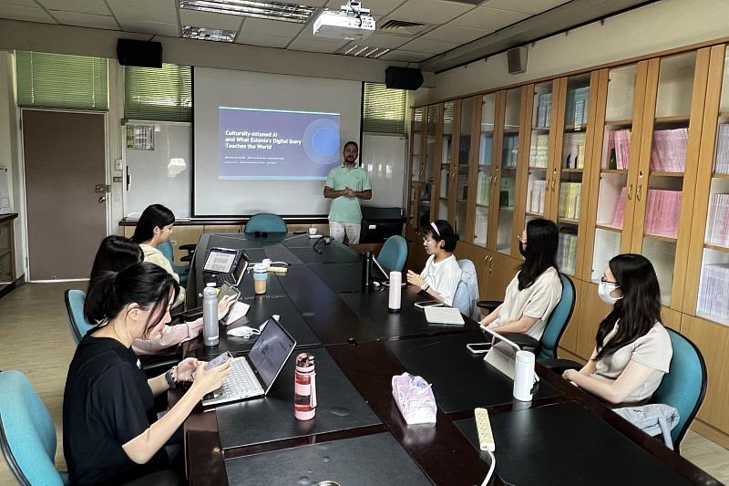 南大行政管理學系研究生專注聆聽國際講座，從課堂中掌握數位治理與AI發展趨勢，拓展公共事務分析視野。