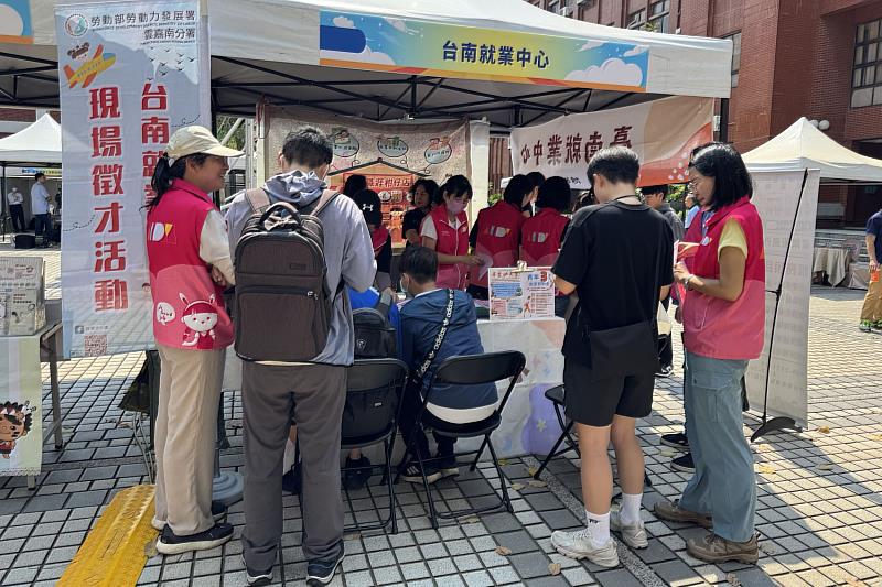 南大徵才現場設置就業諮詢服務，協助求職者了解職缺內容，提升求職準備與應對能力。