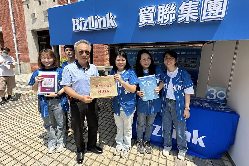 南大校友總會致贈禮品予參與企業，表達合作交流心意，深化校園與產業之間的連結關係。