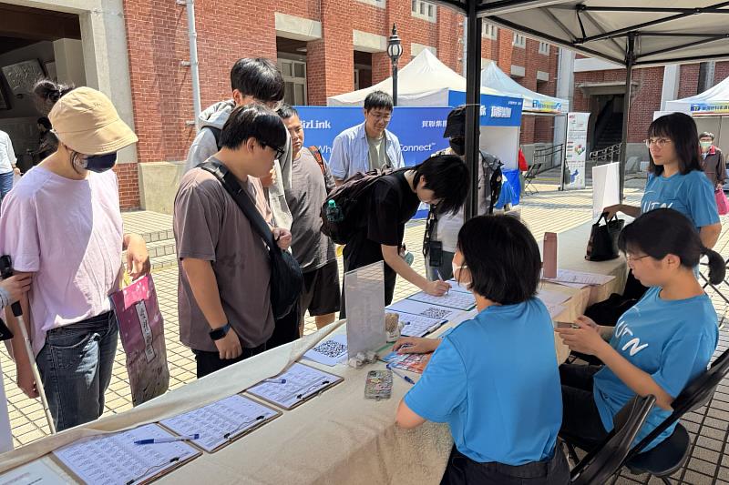 南大學生踴躍參與徵才活動完成報到，積極投入職涯探索，展現校園就業支持的實際成效。