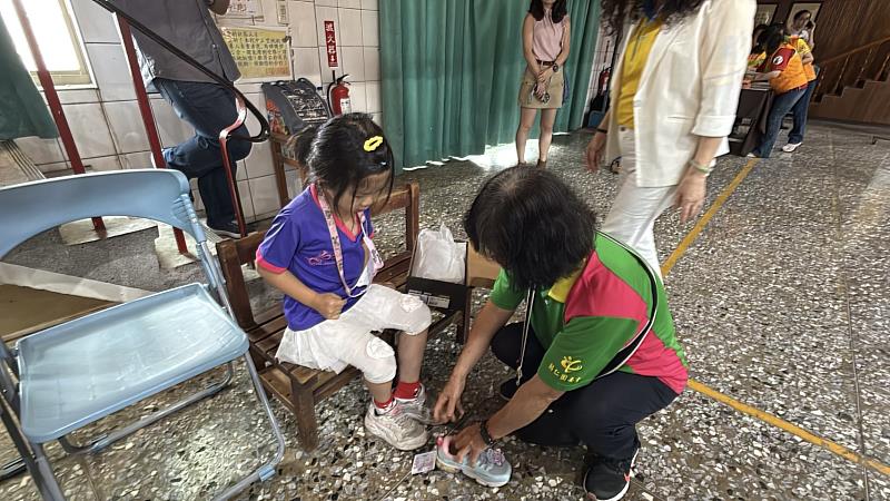一雙鞋一份愛 救國團深入大北門傳遞溫暖