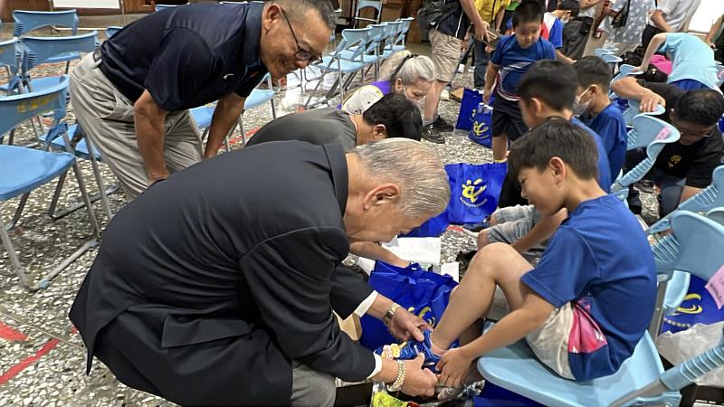 一雙鞋一份愛　救國團深入大北門傳遞溫暖