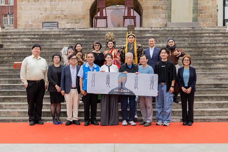 與會長官及貴賓、演員合影留念。