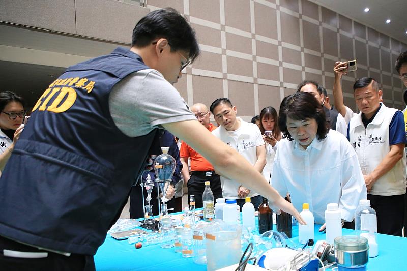 黃敏惠市長巡視扣案贓證物